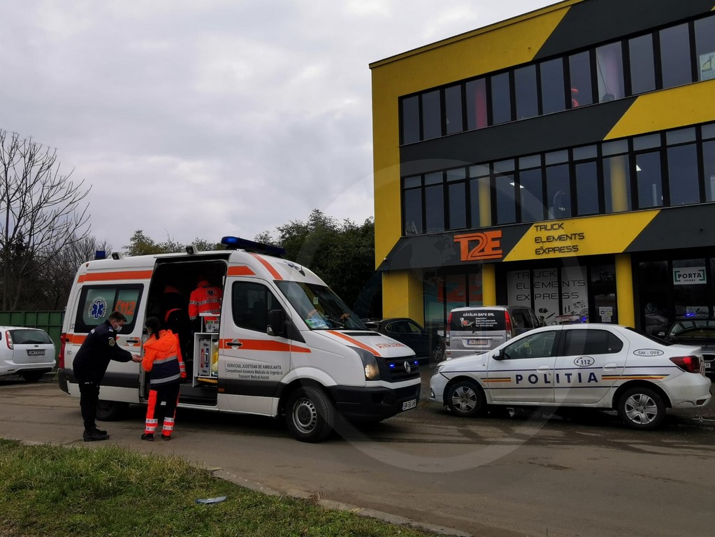 FOTOGALERIE. Tânăr salvat din tentativa de suicid, în Satu Mare. A vrut să sară de pe o clădire