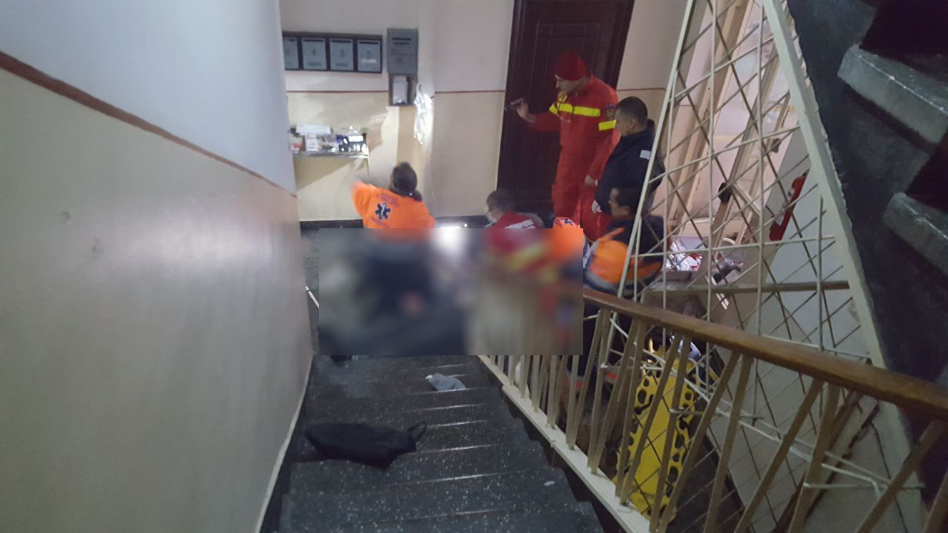 Bărbat bătut cu bestialitate în scara unui bloc din Satu Mare. Lăsat inconștient de agresor