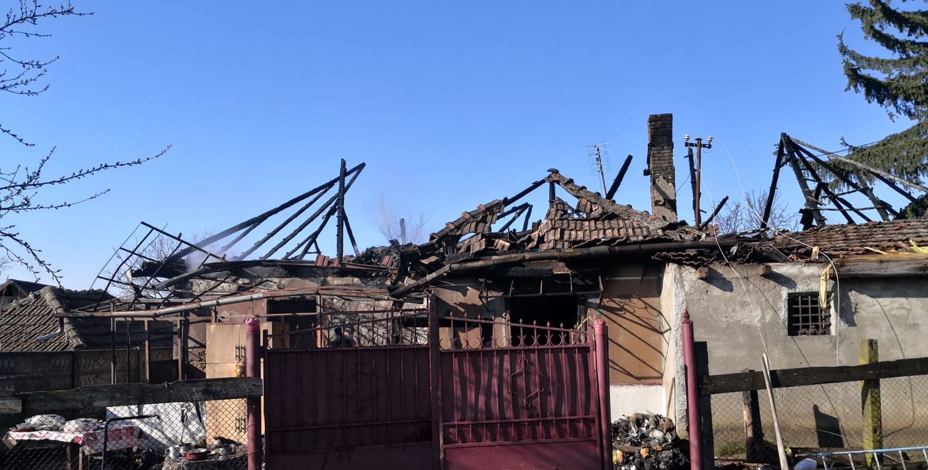 FOTO. O pensionară din Carei a rămas fără casă în prag de Paște! Haideți să o ajutăm