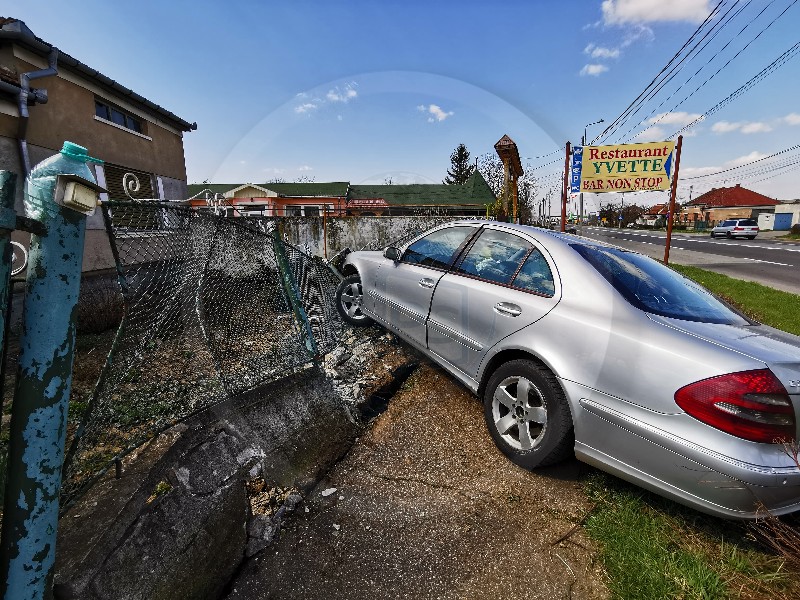 FOTOGALERIE. Accident pe b-dul Aurel Vlaicu. O mașină a spulberat gardul unei case