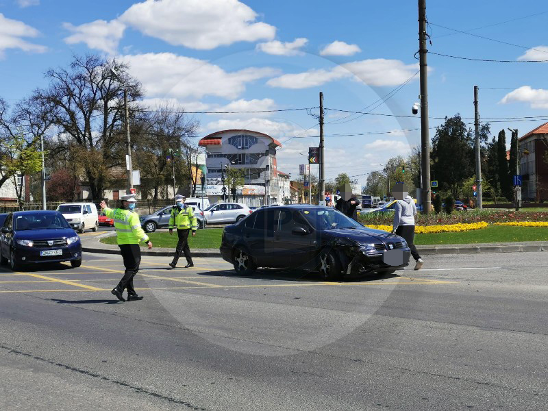 FOTOGALERIE. Accident cu scandal în față la Finanțe. Șofer începător, muștruluit în trafic