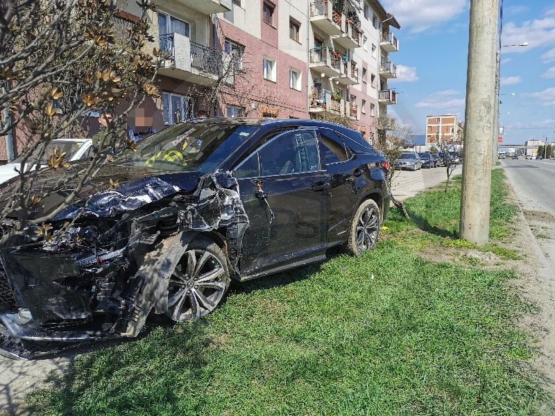FOTO/VIDEO. Furgon és személyautó ütközött a Batizi úton