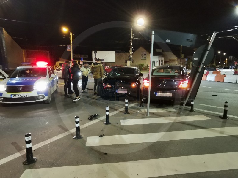 FOTO/VIDEO. Accident în sensul giratoriu de la Burdea. Impact între două automobile