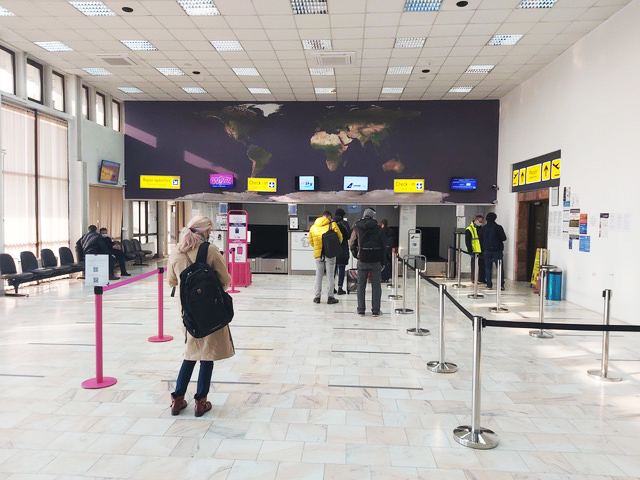 O poveste despre scârba unor angajați ai Aeroportului Satu Mare față de pasageri. Demisionați, plictisiților!