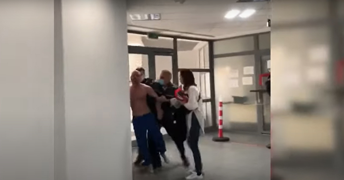 VIDEO. Circ de pomină la un ghișeu de stare civilă din țară. Bătaie între două cupluri