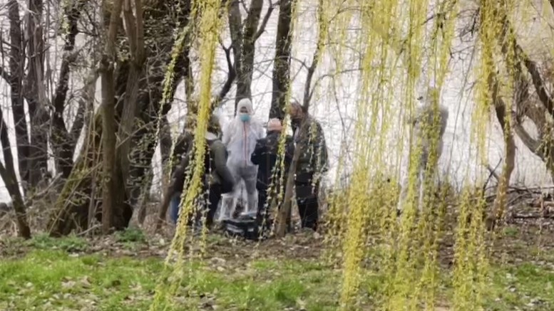 FOTO/VIDEO. Polițiștii sătmăreni confirmă faptul că nu este vorba despre un omor. Bărbatul găsit avea 40 de ani