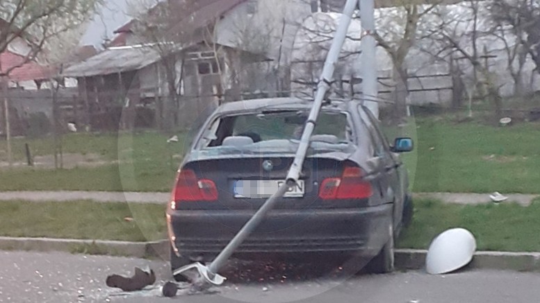 Judecători miloși. Șofer profesionist iertat după ce a intrat beat cu mașina în stâlp