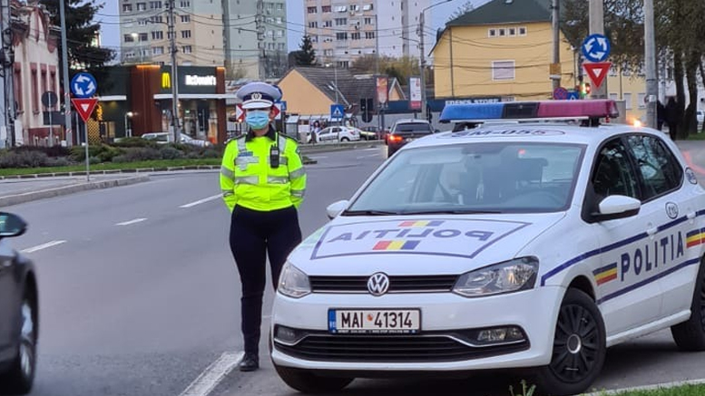 FOTOGALERIE. Polițiștii rutieri din Satu Mare au oprit o mașină și au arestat pasagerul pe loc