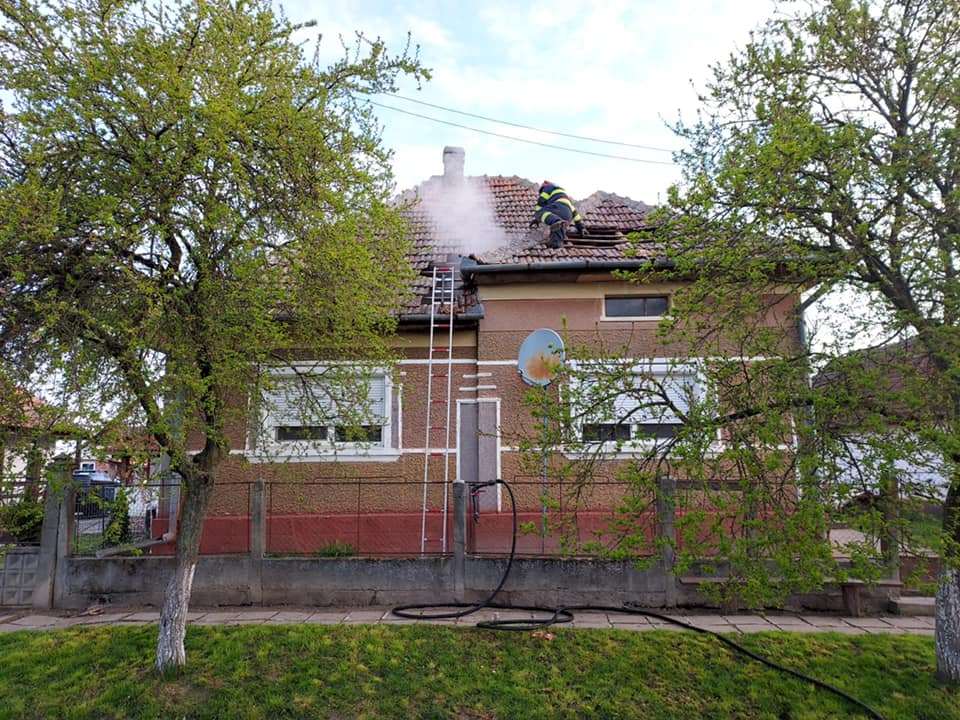 FOTO. Al doilea incendiu în această dimineață. Intervenție a pompierilor la Terebești