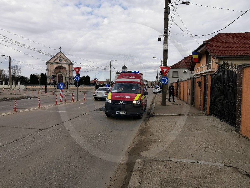 FOTO. Femeie căzută pe carosabil, salvată de un trecător, pe drumul Botizului