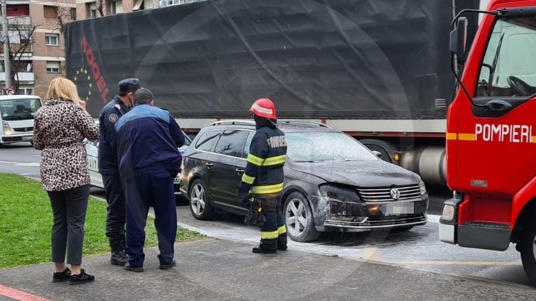FOTO/VIDEO. O mașină s-a aprins, în trafic, pe Drumul Careiului. Pompierii au intervenit de urgență