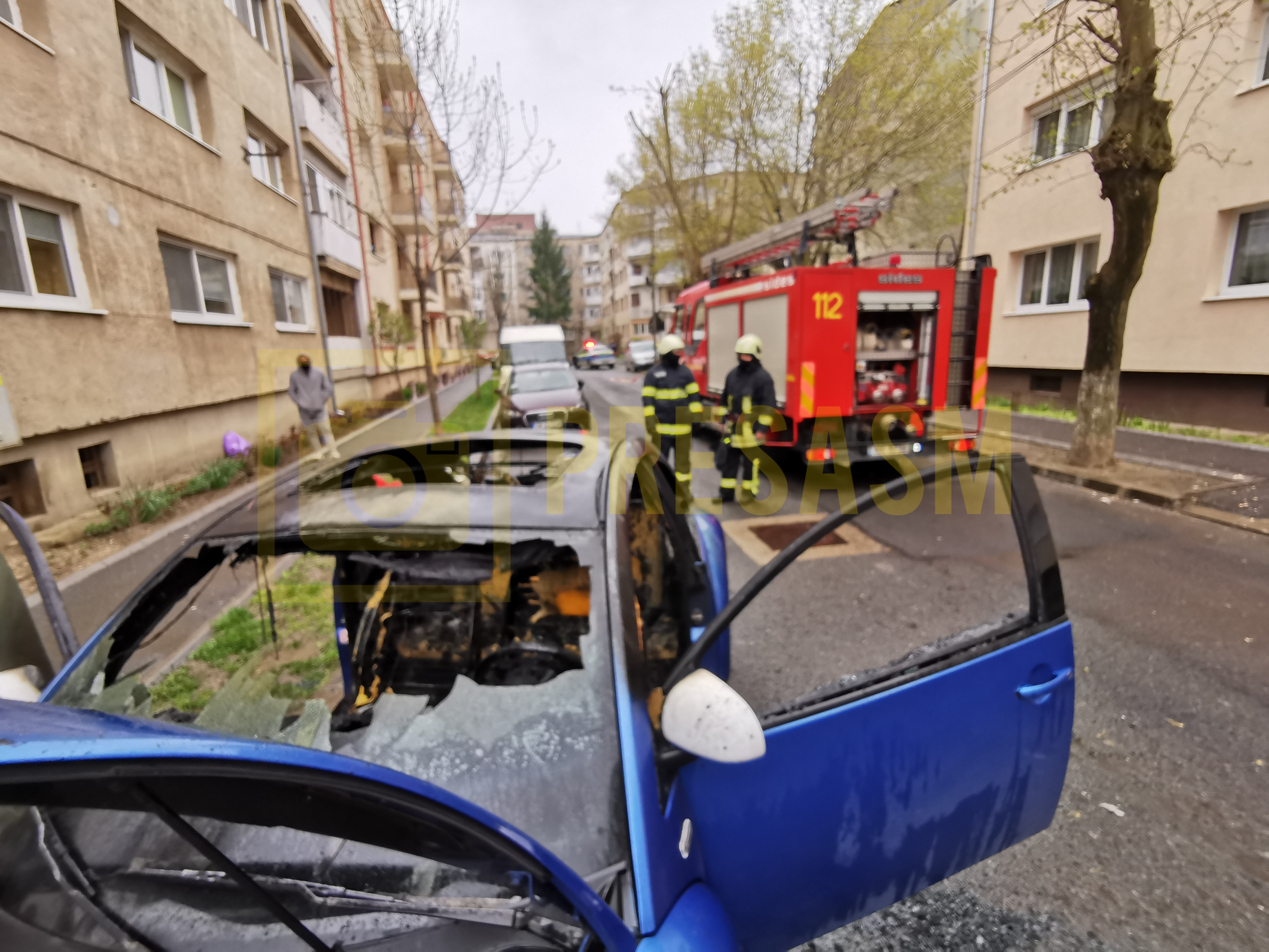 FOTO. Kiégett egy Volkswagen a 16–os lakótelepen