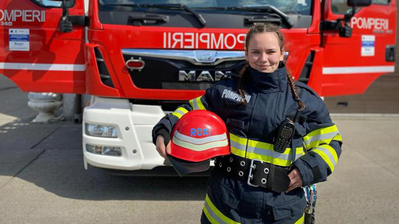 FOTO. Singura femeie pompier din județul Satu Mare care luptă direct cu focul. La mulți ani!