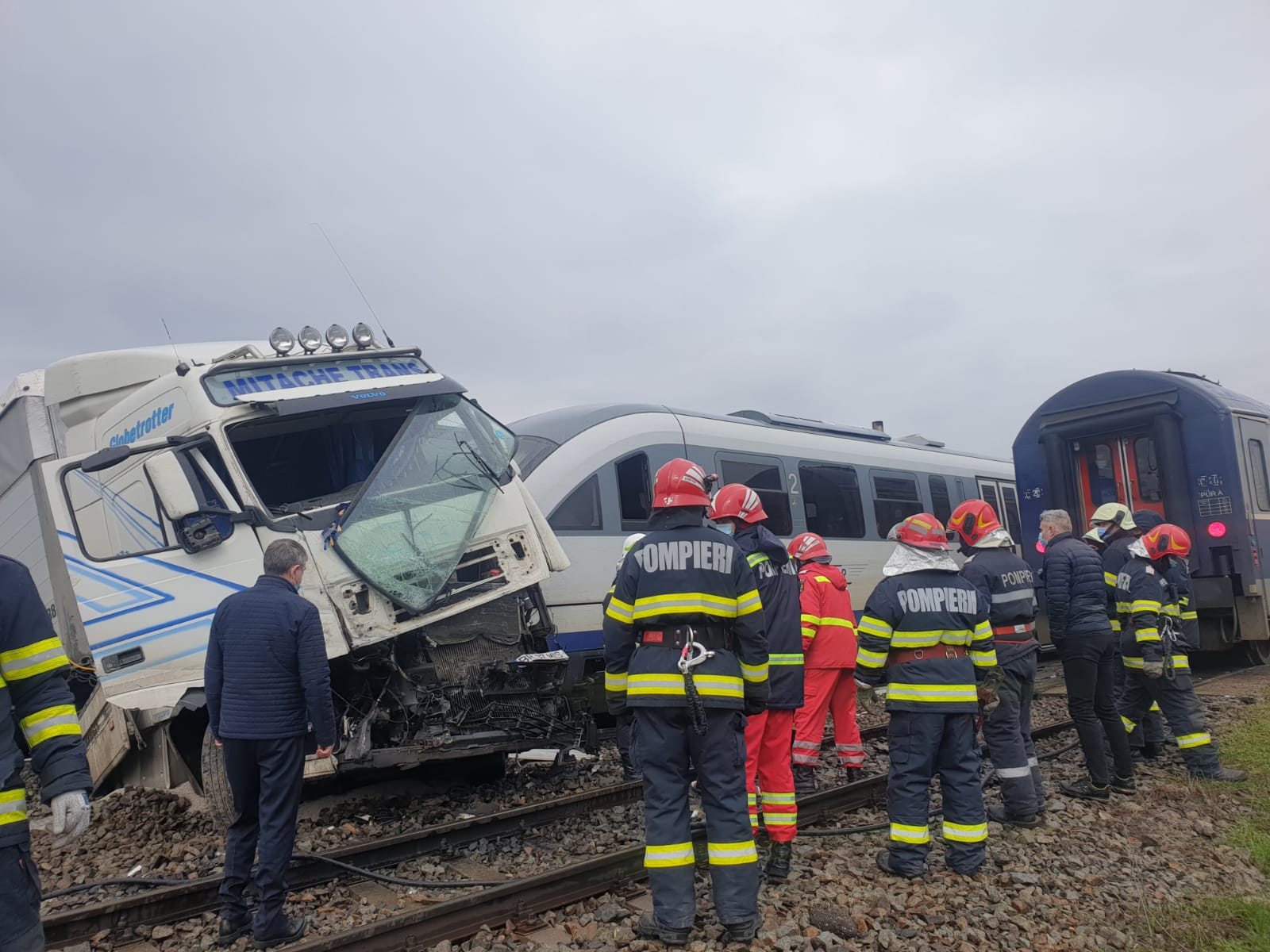 FOTO. Accident bizar în țară. TIR lovit de două trenuri, la interval de câteva minute