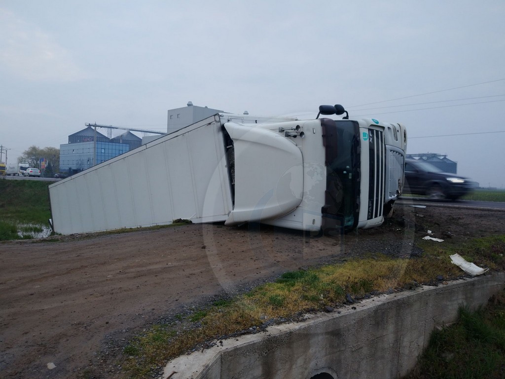 FOTOGALERIE. Accident în județul Satu Mare. Un bătrân beat s-a răsturnat cu TIR-ul lângă Botiz!