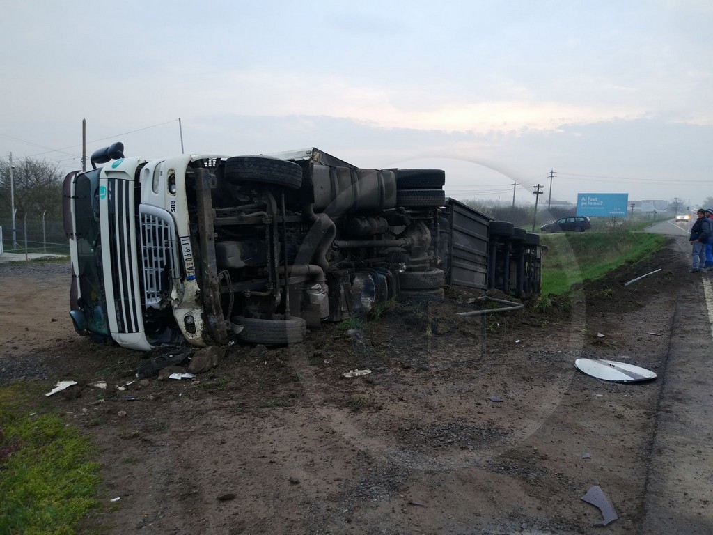 FOTOGALERIE. A scăpat cu amendă după ce s-a răsturnat cu TIR-ul. Beat la volan, a ațipit