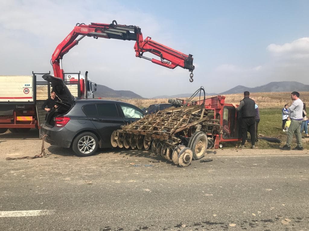 FOTOGALERIE. Accident grav în județ. Impact între o mașină și un tractor!
