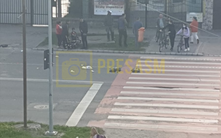 FOTOGALERIE. Bicicletă lovită de o mașină pe B-dul Lucian Blaga. Biciclistul a scăpat la limită, șoferul a fugit