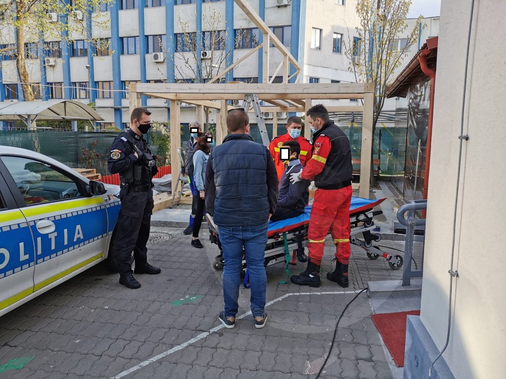 FOTOGALERIE. Accident grav în Satu Mare. Tânăr rănit, după ce a căzut de la înălțime