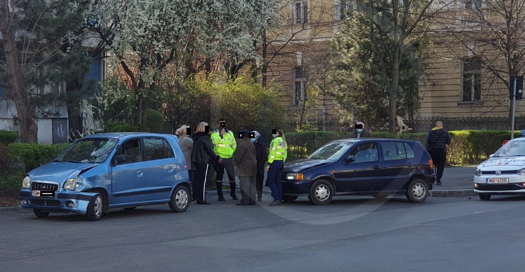 FOTOGALERIE. Accident în ”sensul” fără sens, urmat de dispute, în municipiul Satu Mare