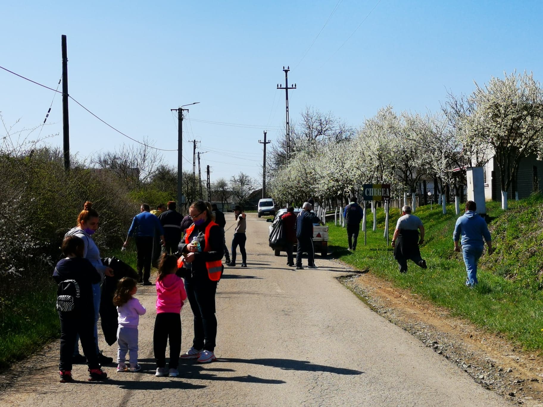 FOTOGALERIE. Exemplu în județ: cu mic cu mare, localnicii au curățat străzile satului