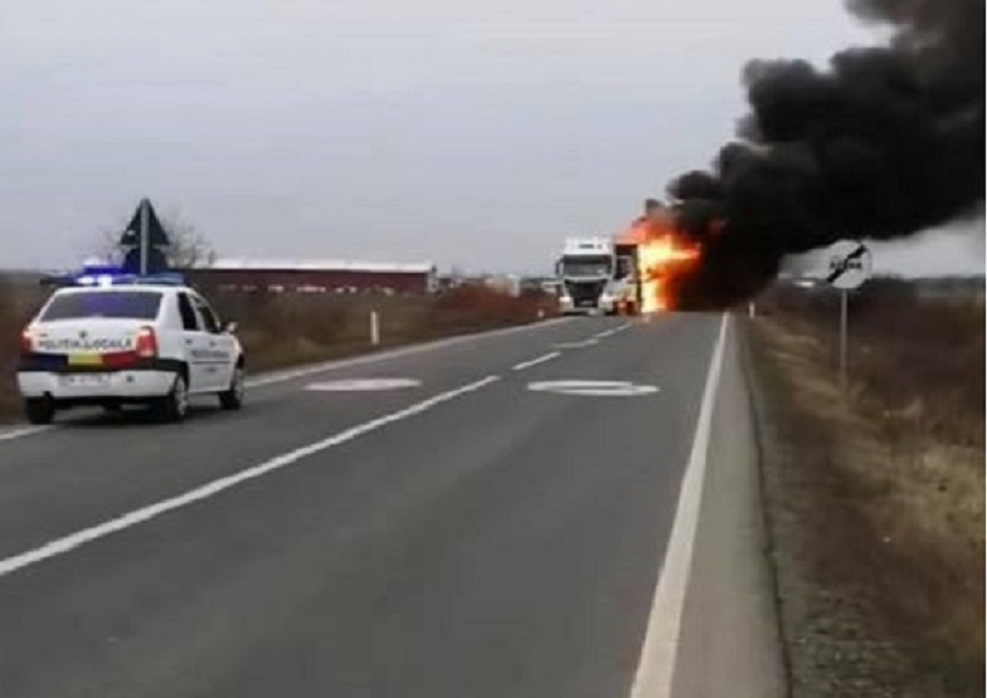 Incendiu la un TIR, pe DN19 Oradea - Satu Mare. Pompierii erau întâmplător prin zonă