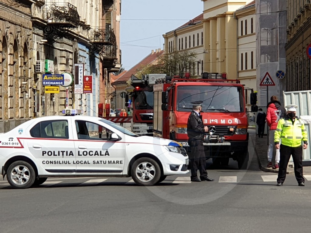 FOTO/VIDEO. Pericol în centrul municipiului Satu Mare. Poliția a închis zona, intervin pompierii