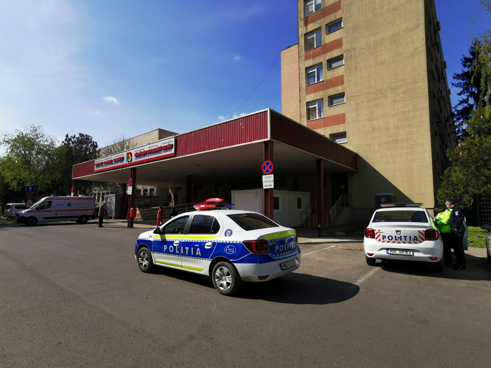 Tentativă la OMOR, vineri, în județul Satu Mare! Victima a fugit pe stradă cu cuțitul în piept