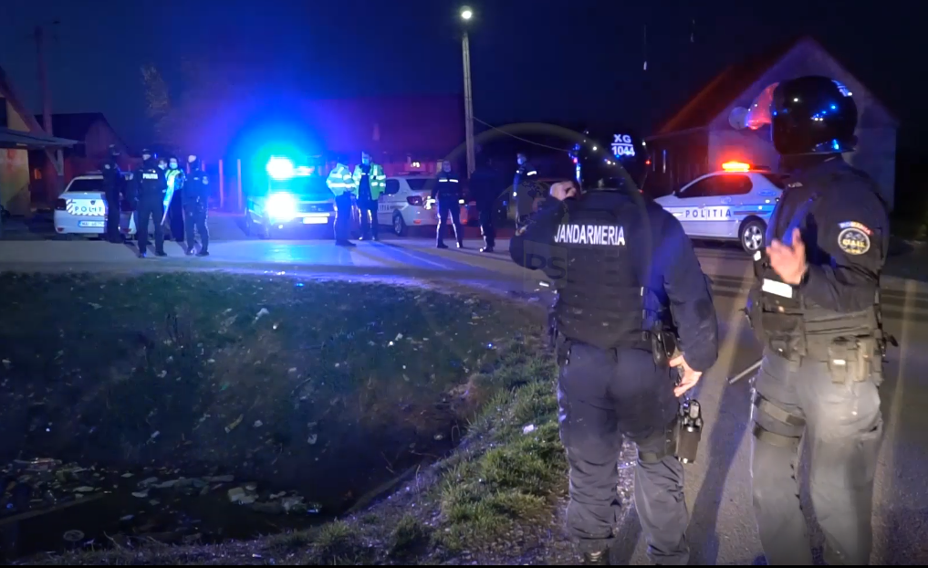 FOTO/VIDEO. Procurorii din Satu Mare: ”patru polițiști au fost răniți după ce au fost atacați la Petea”