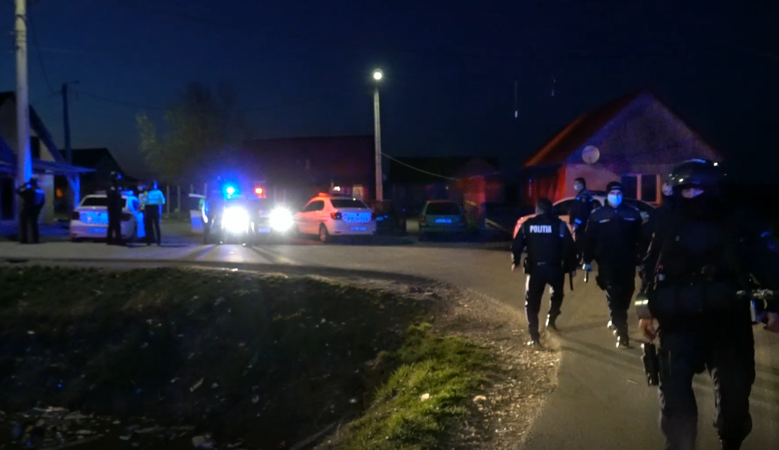 FOTO/VIDEO. Trei rromi reținuți după ce au atacat și rănit mai mulți polițiști în județul Satu Mare