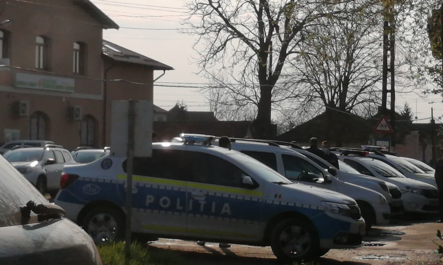 FOTO. Acțiune în forță a Poliției în județul Satu Mare. Mai multe persoane duse la verificări