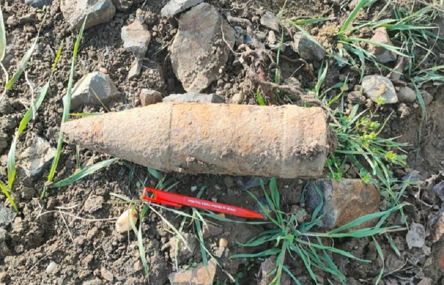 FOTO. Pericol de explozie lângă Carei. Bombă găsită pe câmp