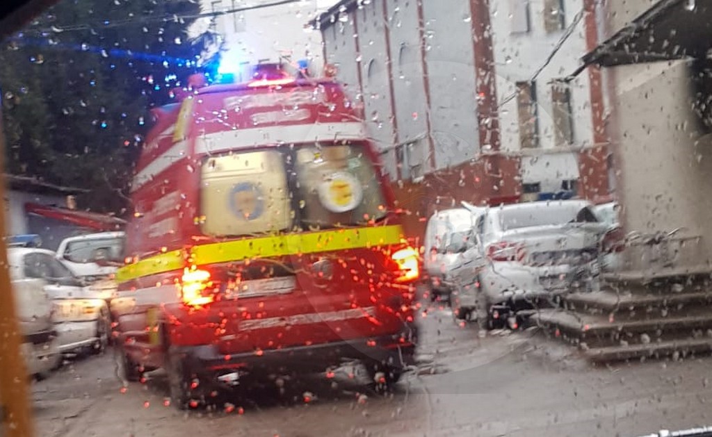 FOTO. Un individ a avut o criză de claustrofobie în Arestul Poliției Satu Mare. A intervenit SMURD-ul