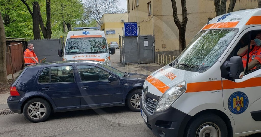 FOTO. O șoferiță a blocat intrarea la Ambulanță! Parcarea nesimțită a anului, în Satu Mare