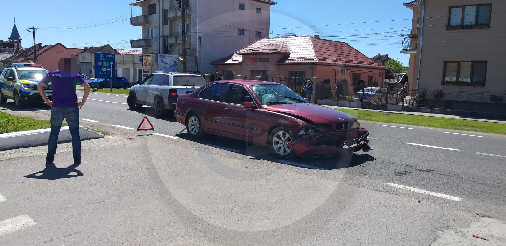 FOTO. Un tânăr șofer s-a aplecat după brichetă. A ajuns cu mașina într-un cap de pod