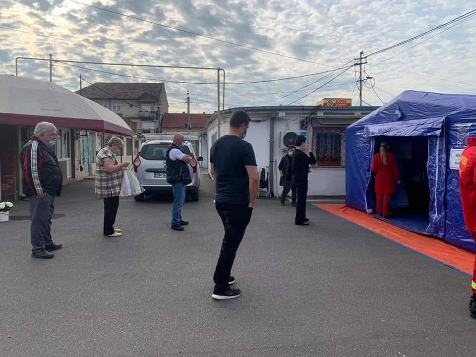 FOTOGALERIE. A inceput vaccinarea gratuită, cu o singură doză, în Piața Mare din Satu Mare