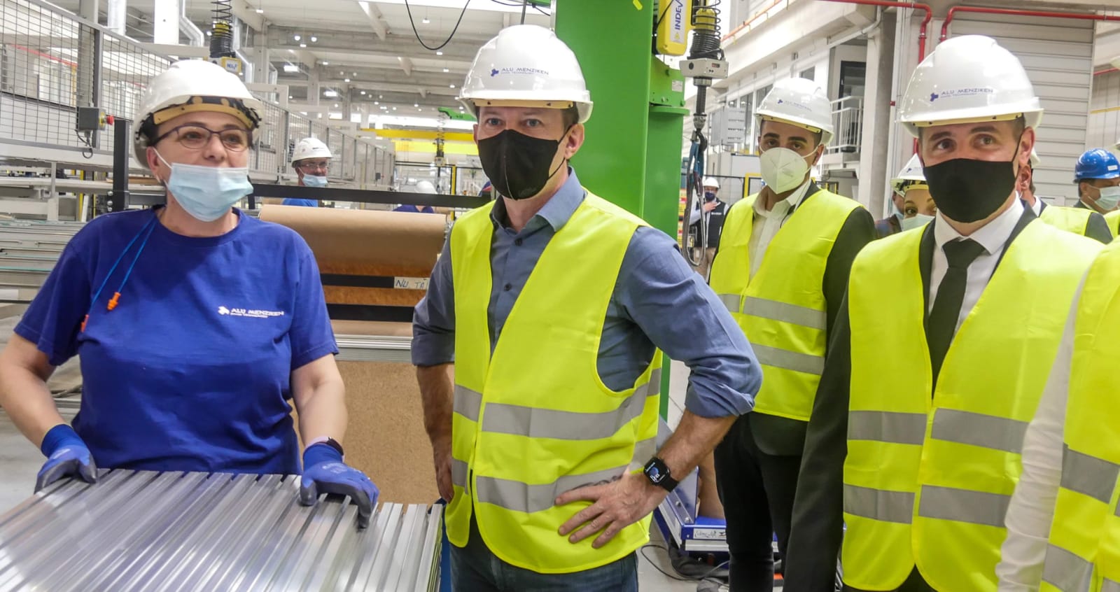 FOTOGALERIE. Florin Cîțu, vizită surpriză la un mare concern din județul Satu Mare. Cu caschetă și vestă