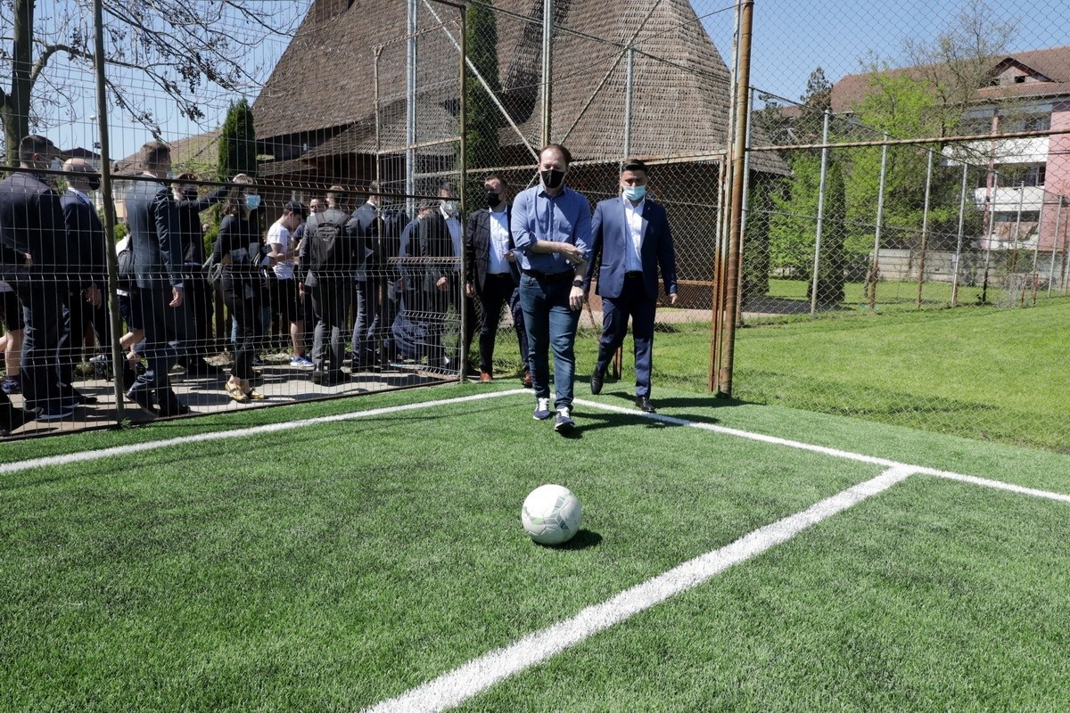 FOTO/VIDEO. Premierul Cîțu, într-o ipostază inedită la Satu Mare. Și-a dat jos sacoul: "M-au alergat puțin băieții"