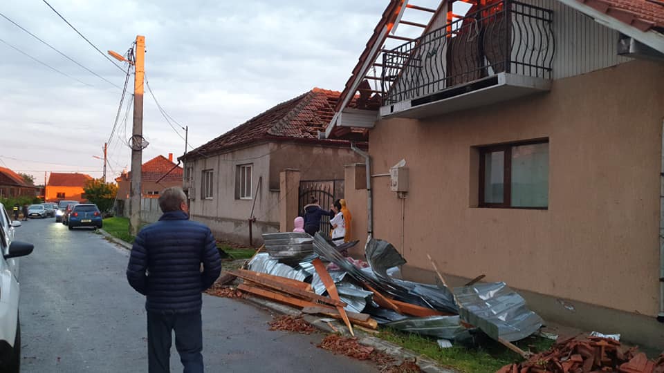 FOTO/VIDEO. Furtuna de aseară a făcut prăpăd în județul vecin. Oamenii au rămas cu casele aproape descoperite