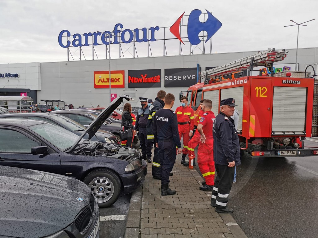 FOTOGALERIE. Incendiu la o mașină, la mall-ul NEPI. Au intervenit mai mulți clienți