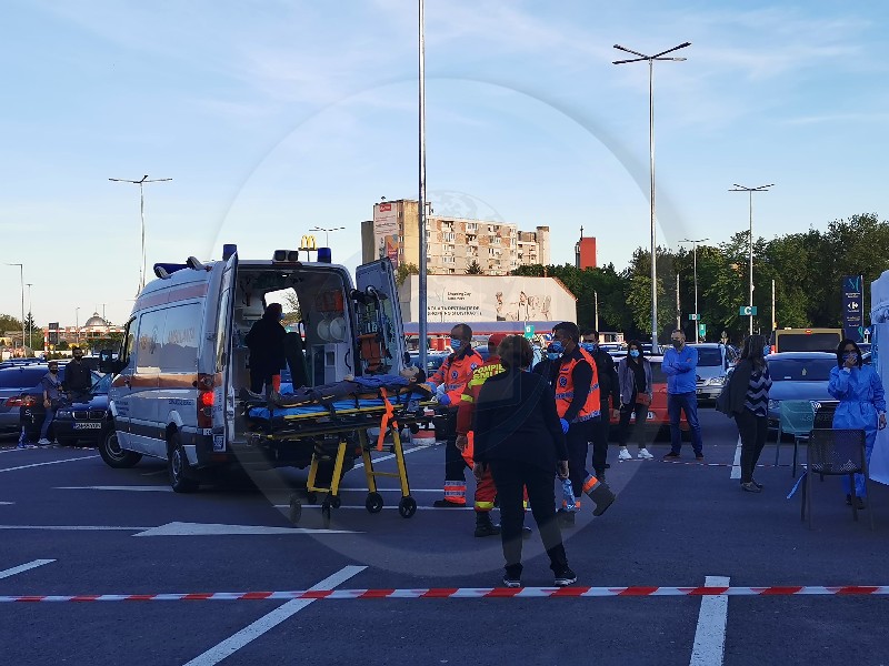 FOTO. Incident la Maratonul Vaccinării. Unui tânăr i s-a făcut rău. A fost transportat la UPU