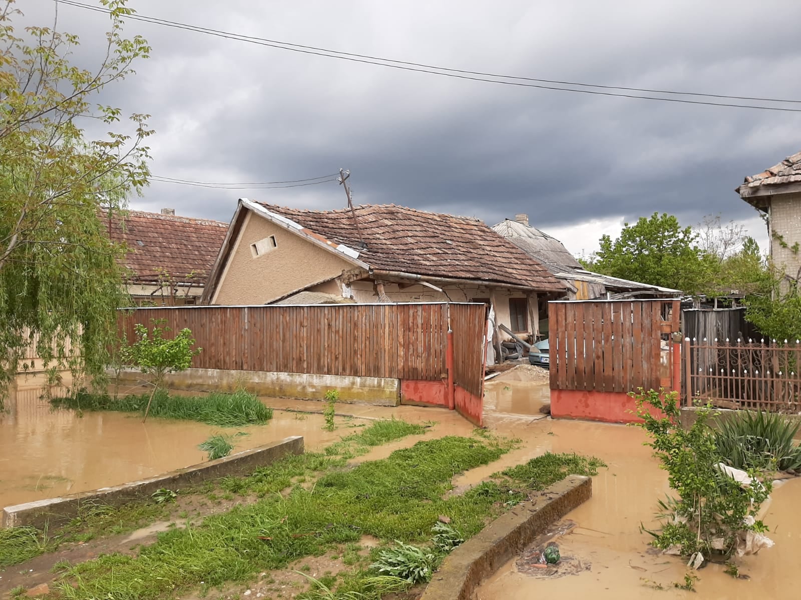 FOTOGALERIE. Case dărâmate/afectate după inundații, în județul Satu Mare. Zeci de oameni pe drumuri