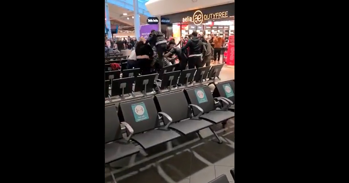 VIDEO. Mai mulți români s-au luat la bătaie pe aeroportul Luton din Londra. Și-au împărțit pumni și picioare
