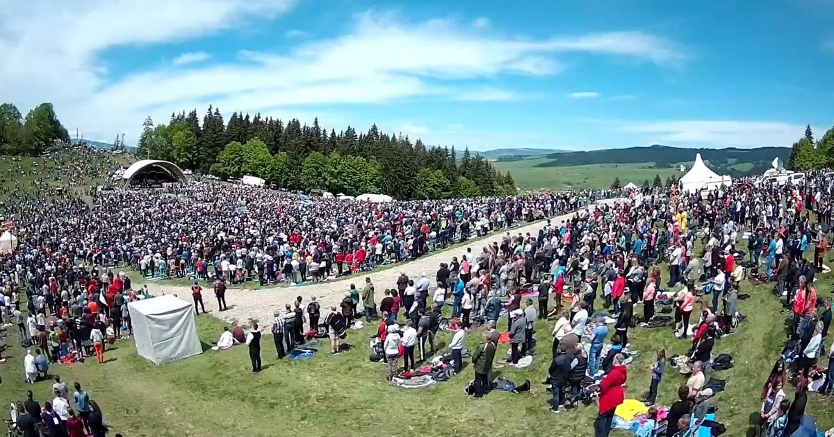 FOTO/VIDEO. Zeci de mii de credincioși, inclusiv sătmăreni, prezenți la pelerinajul de Rusaliile Catolice de la Şumuleu Ciuc