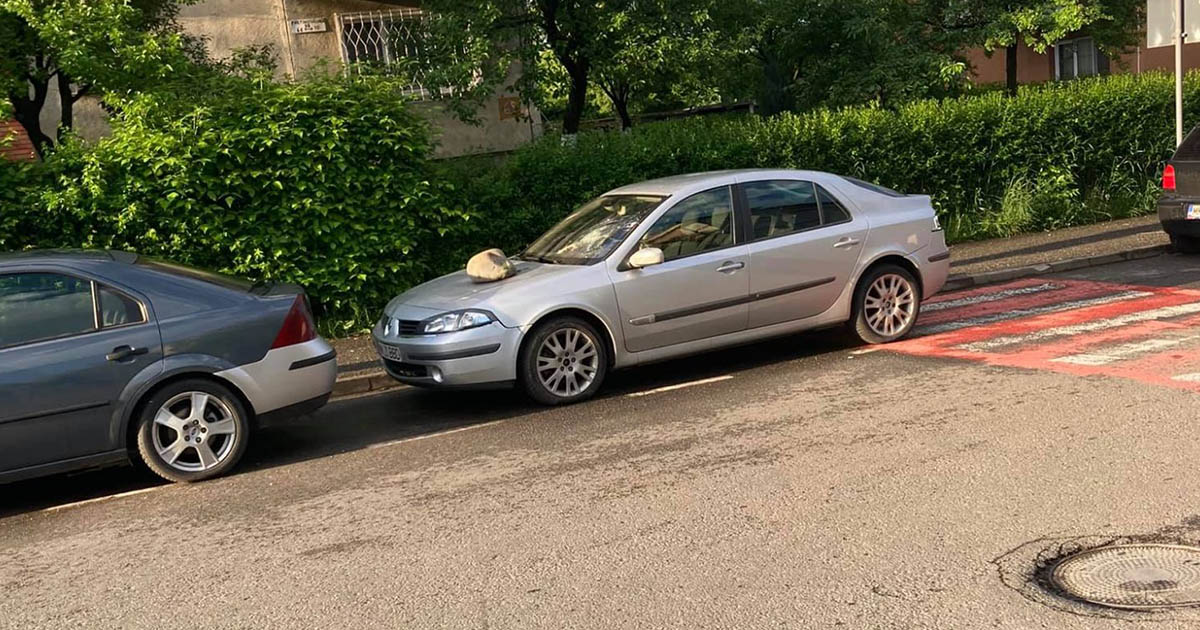 FOTO. Cum s-au răzbunat locuitorii din Baia Mare pe un șofer indisciplinat. Bărbatul a depus plângere la Poliție