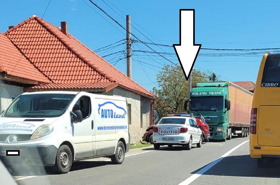 FOTO/VIDEO. Un sătmărean a intrat cu TIR-ul într-o mașină. Al doilea șofer, beat pulbere
