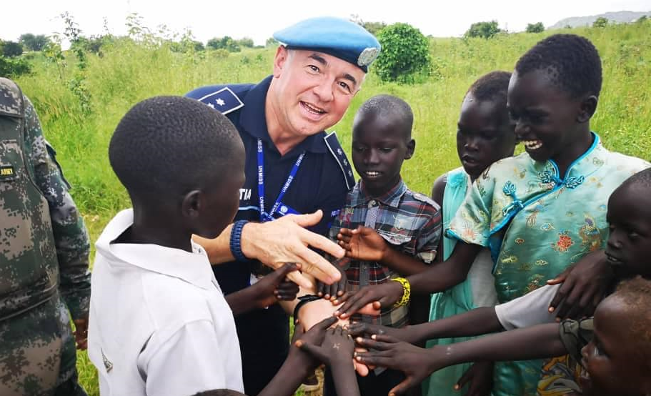 FOTO. Imaginea zilei: un polițist din județul Satu Mare a mers să ajute nevoiașii din Africa
