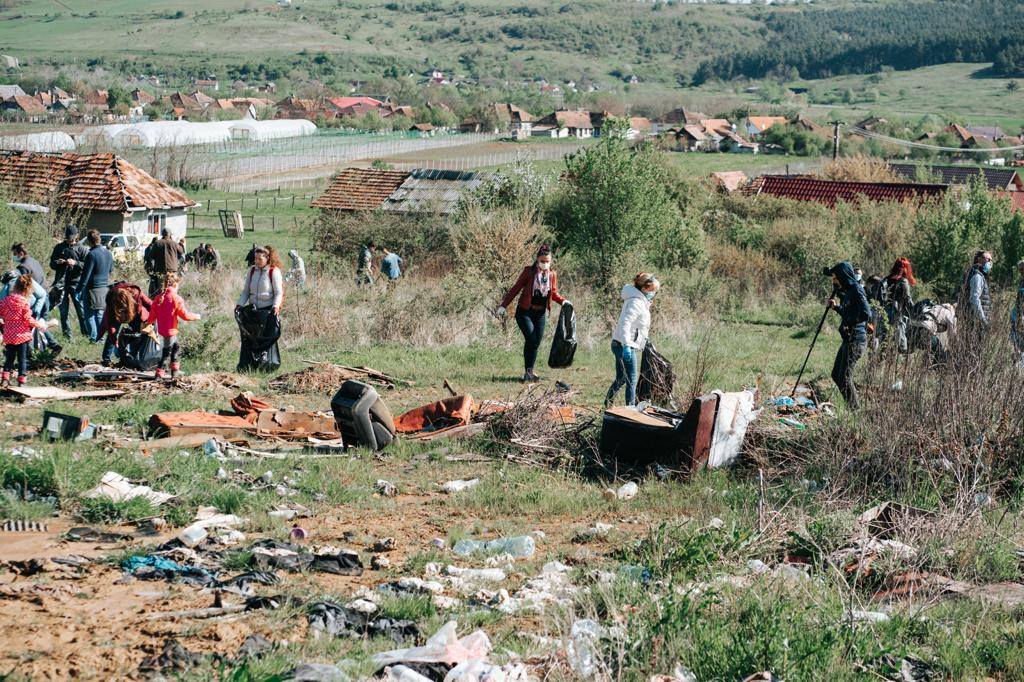 FOTO. Sute de saci de gunoaie, strânși în câteva ore: "Am lăsat localitatea Socond curată și igienizată"