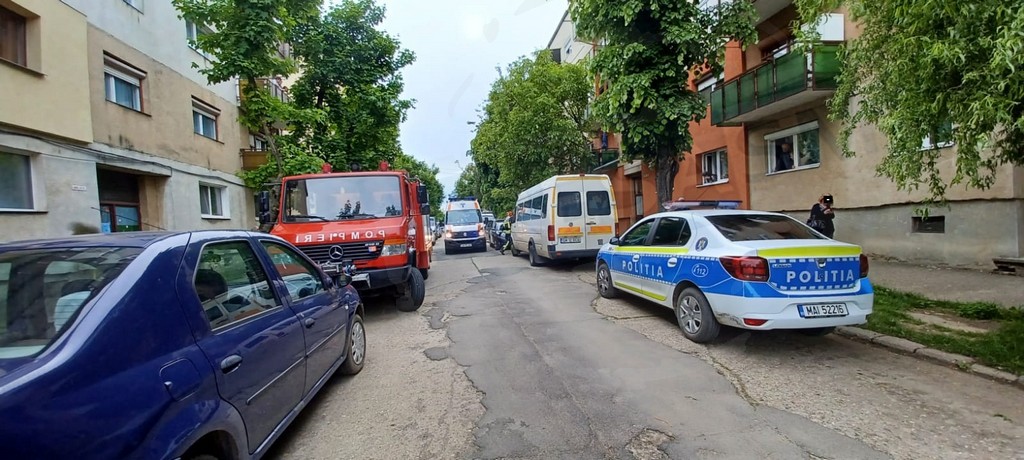 Șofer căutat de polițiști după ce a lovit trei mașini parcate și a fugit de la locul accidentului, în Satu Mare