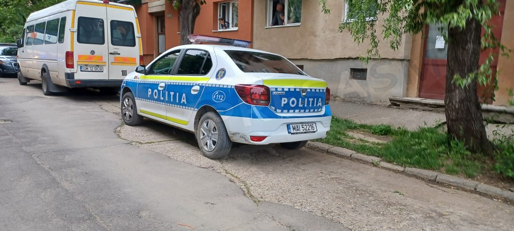 Tânăr sechestrat și bătut într-un bloc din Micro 17! Victima a sărit de la etajul II